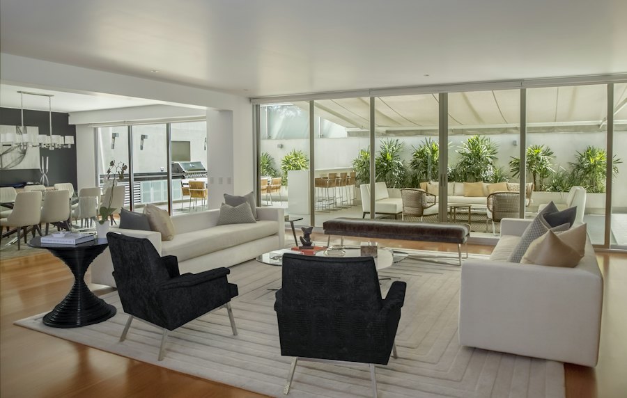 Phòng khách trưng bày sofa và ghế bành